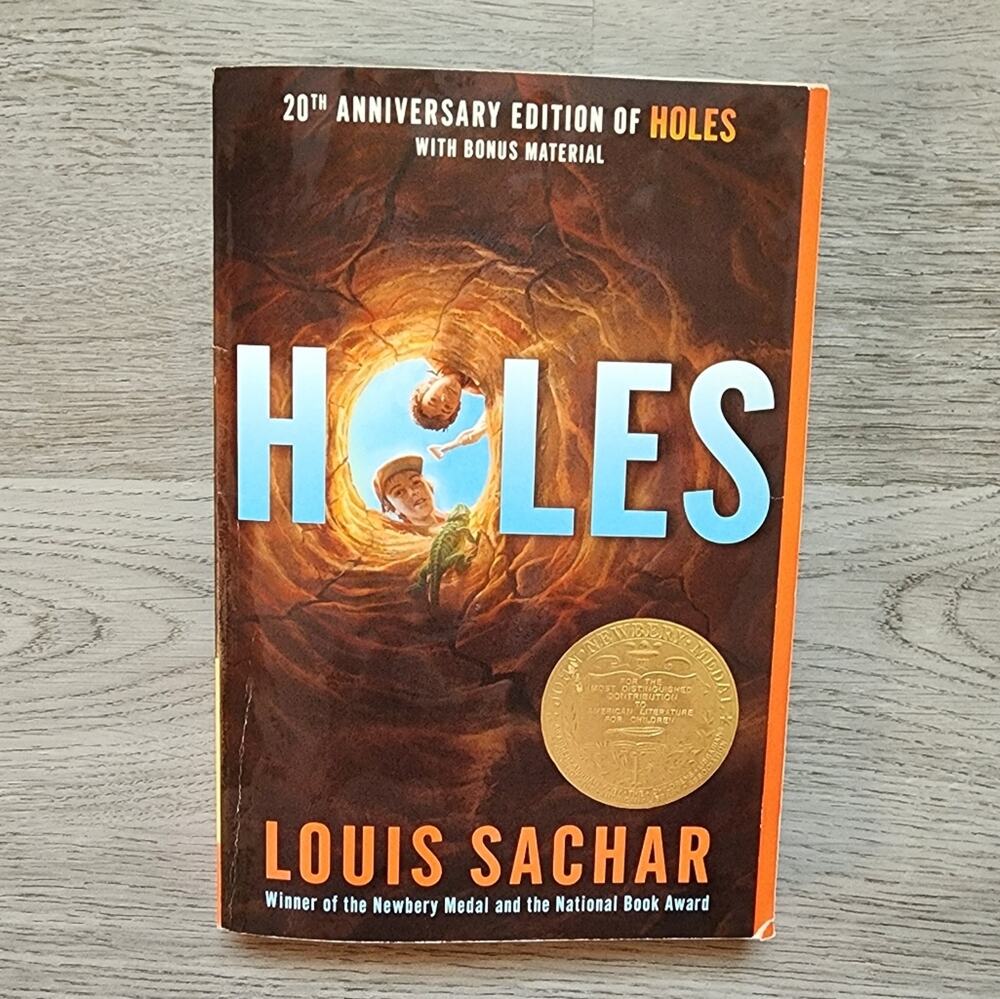 Holes by Louis Sachar Children's Fiction Paperback Chapter Book 2015